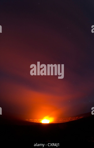 Il cratere Halemaumau con cielo stellato e nuvole di pioggia durante la notte, Parco Nazionale dei Vulcani delle Hawaii, Big Island, Hawaii, STATI UNITI D'AMERICA Foto Stock