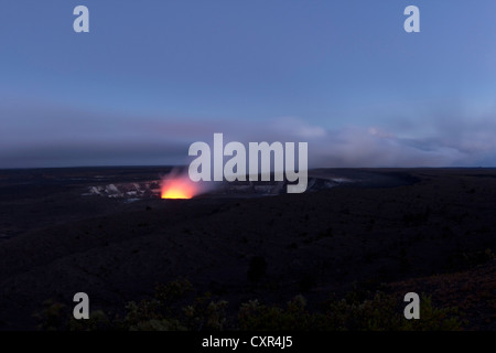 Il cratere Halemaumau con cielo stellato e nuvole di pioggia durante la notte, Parco Nazionale dei Vulcani delle Hawaii, Big Island, Hawaii, STATI UNITI D'AMERICA Foto Stock