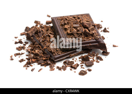 Pezzetti di cioccolato su sfondo bianco Foto Stock