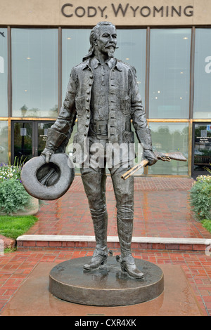 Statua di bronzo di Buffalo Bill nella parte anteriore del centro storico di Buffalo Bill Cody, Wyoming, STATI UNITI D'AMERICA Foto Stock