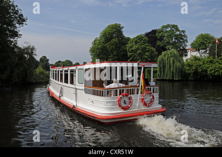 Traghetto sul Lago Alster, Winterhude, Amburgo, Germania, Europa Foto Stock