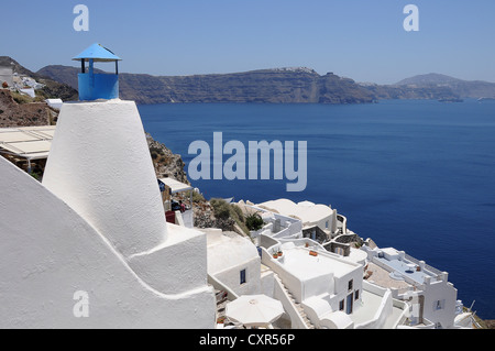 Il camino, muro bianco, oceano, Fira, Santorini, Grecia, Europa PublicGround Foto Stock