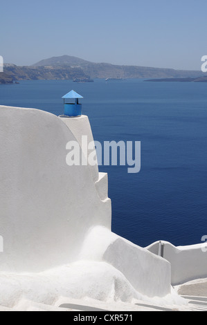 Il camino, muro bianco, oceano, Fira, Santorini, Grecia, Europa PublicGround Foto Stock