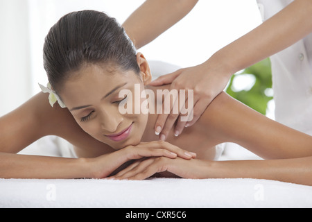 Giovane donna un massaggio alla schiena a spa Foto Stock