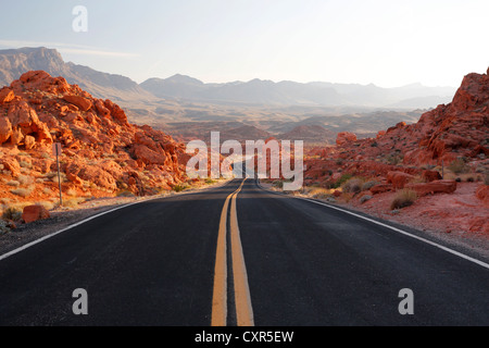 La strada attraverso il Parco della Valle di Fire State, Nevada, STATI UNITI D'AMERICA Foto Stock