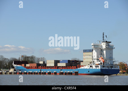 Nave in avvicinamento alla serratura, Brunsbuettel, Canale di Kiel, Schleswig-Holstein, Germania, Europa Foto Stock