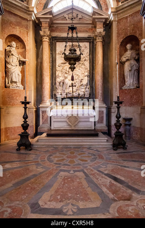 San Tommaso d Aquino e di san Bonaventura. Italiano statue barocche nella Basilica della Mafra National Palace, Portogallo. Foto Stock