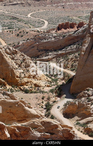 Tornanti, la pendenza della strada sterrata attraverso il Waterpocket Fold, Capitol Reef National Park nello Utah, Stati Uniti d'America Foto Stock