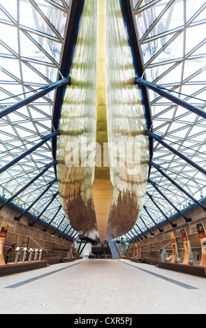 Il Cutty Sark nave sul display sospesa in modo sicuro dalla cantilever in bacino di carenaggio.Greenwich Londra Foto Stock