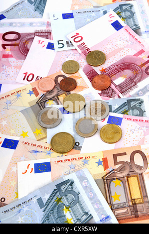 Varie le banconote e monete in euro Foto Stock