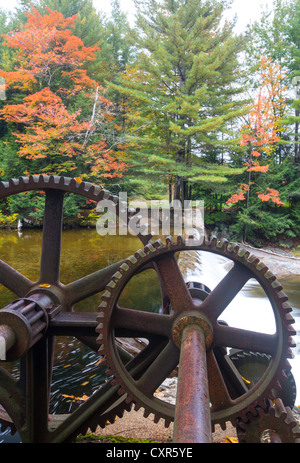 Parker's diga lungo il fiume Pemigewasset a Woodstock, New Hampshire USA durante i mesi autunnali. Foto Stock