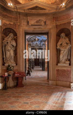 Santa Rita da Cascia e Santa Elisabetta di Portogallo. Italiano statue barocche nella Basilica della Mafra National Palace, Portogallo. Foto Stock