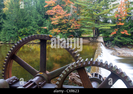 Parker's diga lungo il fiume Pemigewasset a Woodstock, New Hampshire USA durante i mesi autunnali. Foto Stock