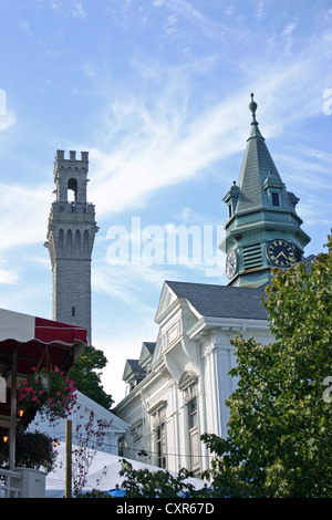 Una vista del municipio e il monumento del pellegrino in a Provincetown, Massachusetts Foto Stock