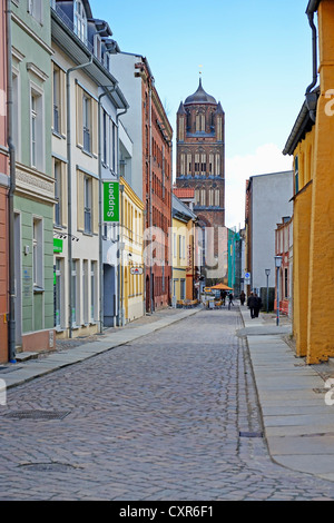 Empty street nella Città Vecchia, la città anseatica di Stralsund, Sito Patrimonio Mondiale dell'UNESCO, Meclemburgo-Pomerania Occidentale Foto Stock