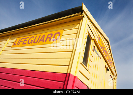 Rosso e Giallo Lifeguard capanna a Felixstowe Suffolk in Inghilterra Foto Stock