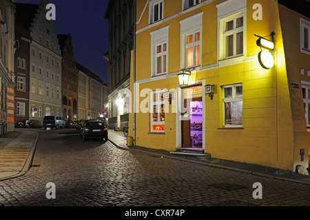 Tipico pub del porto di sera, Stralsund, centro storico, Meclemburgo-Pomerania Occidentale, Germania, Europa PublicGround Foto Stock