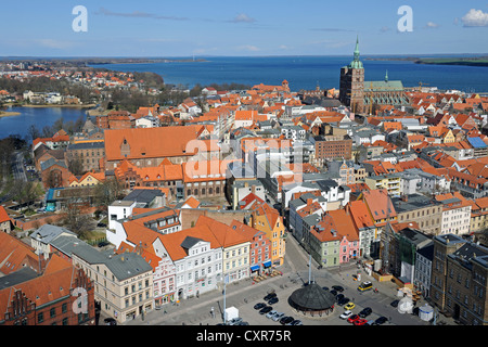 Vista dalla Torre di Santa Maria la Chiesa di Marienkirche, che si affaccia sulla città vecchia con la Chiesa di San Nicola, Nikolaikirche Foto Stock