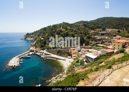 Affacciato sul porto dell'isola prigione di Isola di Gorgona Penitenziario dell'isola di Gorgona, Toscana, Italia, Europa Foto Stock