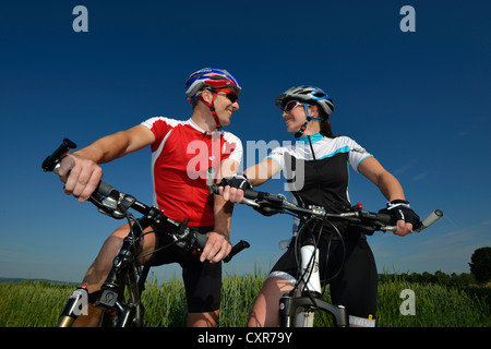 Giovane, ciclisti di mountain bike, biciclette, Stoccarda, Baden-Wuerttemberg, Germania, Europa PublicGround Foto Stock