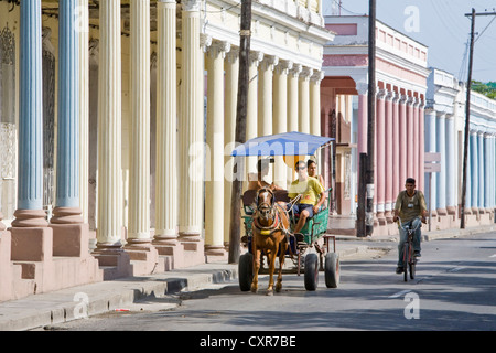 Carrello a cavallo sul Paseo del Prado street, Cienfuegos, Cuba, America Centrale Foto Stock