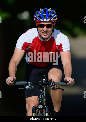 Ciclista in sella ad una mountain bike bicicletta, Stoccarda, Baden-Wuerttemberg, Germania, Europa PublicGround Foto Stock