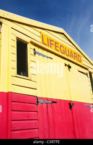 Rosso e Giallo Lifeguard capanna a Felixstowe Suffolk in Inghilterra Foto Stock