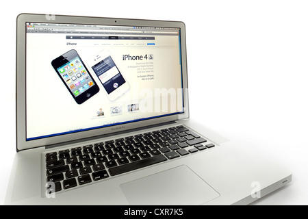 Apple iPhone, sito web visualizzato sullo schermo di un MacBook Pro Apple Foto Stock