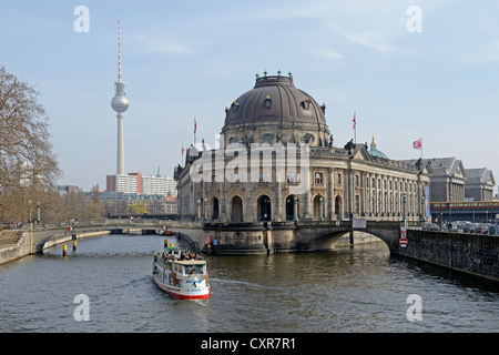 Nave passeggeri sul fiume Spree davanti al Bode Museum, l'Isola dei Musei, Patrimonio Mondiale dell Unesco, Berlino Foto Stock