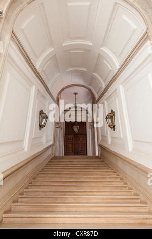 Scala nel Mafra National Palace, del convento e della Basilica in Portogallo. I religiosi francescani ordine. Architettura Barocca. Foto Stock