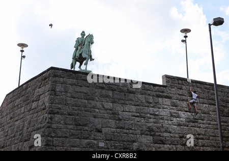 Gli alpinisti al ponte di Hohenzollern davanti alla statua dell'imperatore Wilhelm, Colonia, nella Renania regione Renania settentrionale-Vestfalia Foto Stock