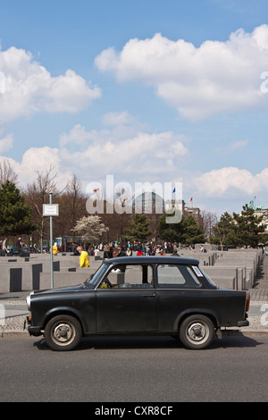 Vecchio nero Trabant vettura parcheggiata di fronte al Memoriale dell'Olocausto, Memoriale al assassinato ebrei d'Europa, Berlino Foto Stock