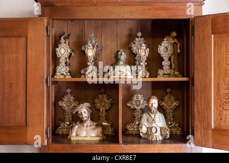 Santi reliquiari contenenti le ossa nell'arte sacra nucleo. Mafra National Palace, del convento e della Basilica in Portogallo. Foto Stock