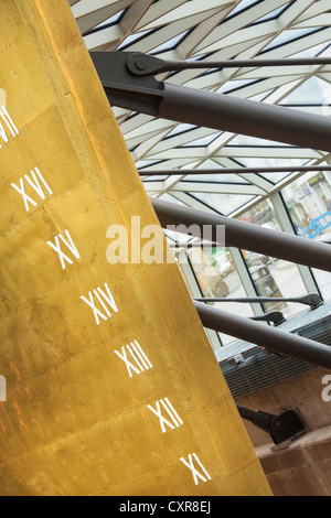 Il golden stern del Cutty Sark un originale tea clipper nave dall'ottocento, che mostra la numerazione romana sulla scala di prua Foto Stock