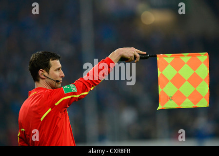 Per guardafili tenendo premuto fino a bandiera, chiamando fuorigioco, Wirsol Rhein-Neckar-Arena, Sinsheim-Hoffenheim, Baden-Wuerttemberg, Germania, Europa Foto Stock