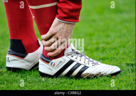 Bastian SCHWEINSTEIGER, FC Bayern Munich club di calcio, toccando la caviglia, stadio Allianz Arena di Monaco di Baviera Foto Stock