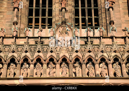 Alto gotico stipite statue sull'ingresso principale della facciata ovest, la cattedrale di Strasburgo, Cattedrale di Nostra Signora di Strasburgo Foto Stock