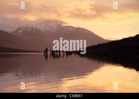 Bella luce da un tramonto in inverno si illumina di Loch Etive nelle Highlands della Scozia Foto Stock