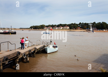 Piedi in traghetto da Felixstowe Ferry a Bawdsey Quay Felixstowe Ferry Suffolk in Inghilterra Foto Stock