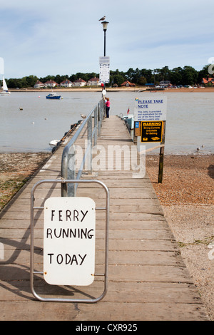 Piedi in traghetto da Felixstowe Ferry a Bawdsey Quay Felixstowe Ferry Suffolk in Inghilterra Foto Stock