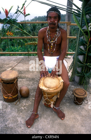 Carib Indian uomo, Carib indiani, uomo, suonare il tamburo, il batterista, frazione, Salybia, Carib Territorio, Dominica, West Indies Foto Stock