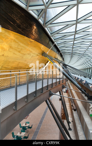 Il Cutty Sark un restaurato tea clipper ship con golden scafo in bacino di carenaggio di Greenwich a Londra Foto Stock