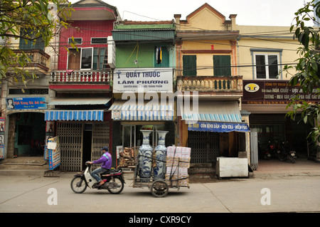 Motociclo il trasporto di grandi vasi in porcellana, ceramica villaggio di Bat Trang, Hanoi, Vietnam, Asia sud-orientale, Asia Foto Stock