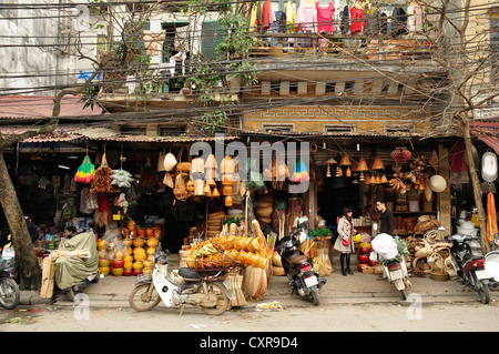 Centro storico, negozi in strada di merci di bambù, appendere tre, Hanoi, Vietnam, Asia sud-orientale, Asia Foto Stock