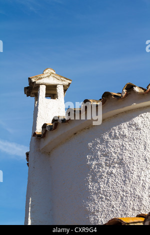 Il vecchio tetto di tegole con camino in Benalmadena, Malaga. Foto Stock