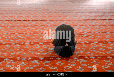 Credente in preghiera, sala di preghiera, preghiera rug, vista interna, Sultan Ahmed moschea o la Moschea Blu, Sultanahmet Foto Stock