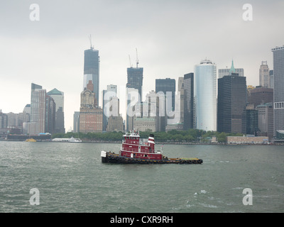 Rimorchiatore a traino sul fiume Hudson, skyline del centro cittadino di Manhattan, il Quartiere Finanziario di Manhattan, New York City, America del Nord, America Foto Stock