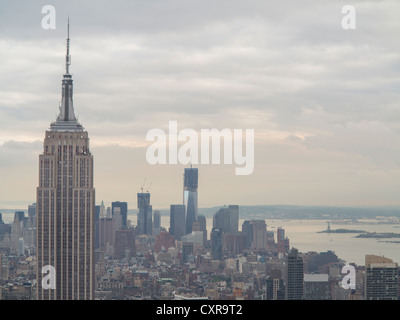 L'Empire State Building con la Freedom Tower, vista dal Rockefeller Center, Manhattan, New York City, Stati Uniti d'America, America del Nord Foto Stock