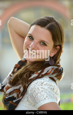 Sorridente giovane donna, ritratto Foto Stock