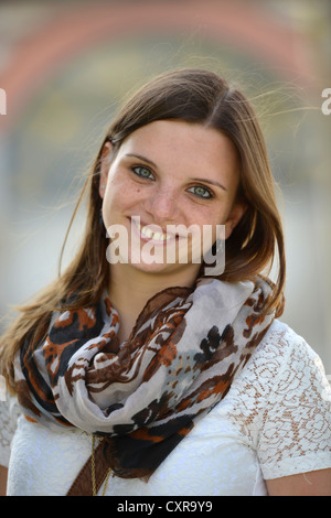Sorridente giovane donna, ritratto Foto Stock